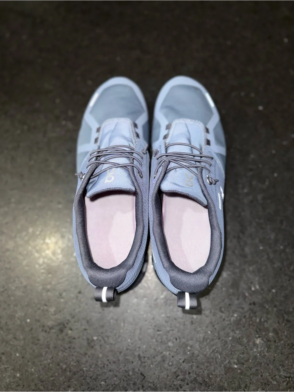 ON CLOUD 5 WATERPROOF ATHLETIC SNEAKERS METAL/NAVY BLUE WORN A FEW HOURS SZ 10